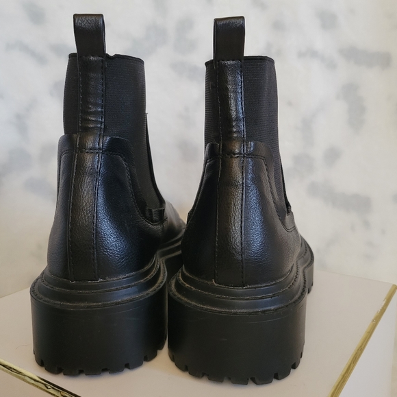 Stradivarius flat chelsea boots with rubber sole in black Size 7 - Picture 3 of 8